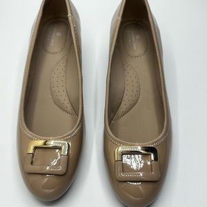 Bandolino Women's Beige Patent Tad Wedge Pumps Size 8.5 M NEW